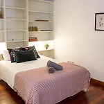 Central, Spacious And Authentic Family Apartamento