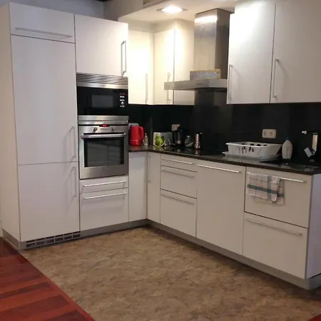 Central, Spacious And Authentic Family شقة