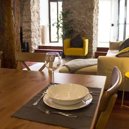 Central, Spacious And Authentic Family Apartamento *