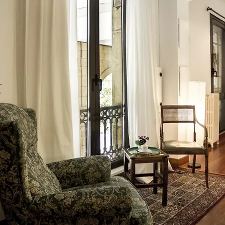 Central, Spacious And Authentic Family Apartamento *