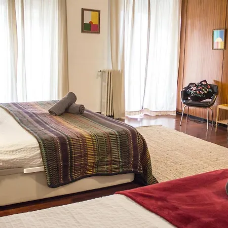 Central, Spacious And Authentic Family Apartamento