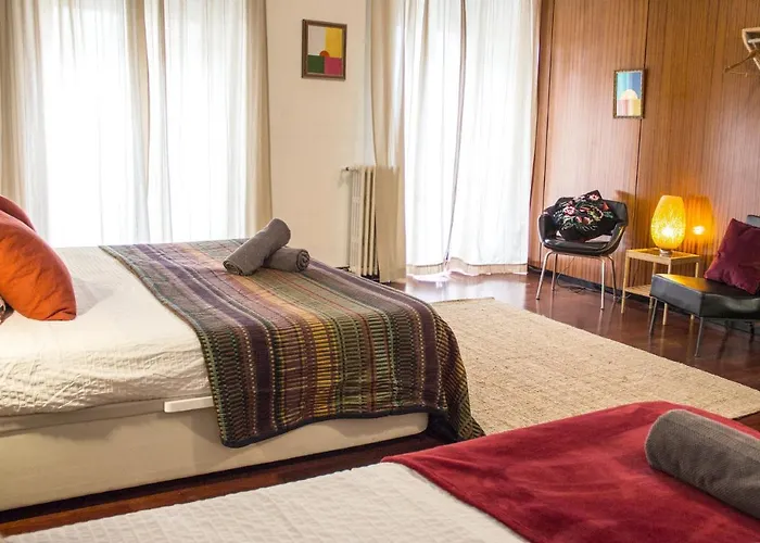 Central, Spacious And Authentic Family Apartamento