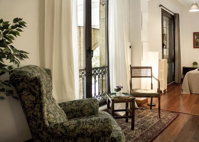 Central, Spacious And Authentic Family Apartment *